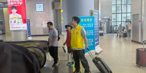 暑运路上的青春护航——记呼铁局暑运志愿者服务纪实
