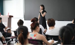 张亚苗荣获拾遗传承“苗氏中医气血骨雕法非物质文化遗产传承导师”称号