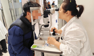 20岁青年圆锥角膜危机，南宁爱尔眼科交联术点亮希望之光